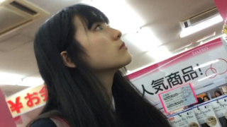 真‧偷拍神人!! 除了偷拍之外,還大膽掏槍打在女學生的背後 1 真‧偷拍神人!! 除了偷拍之外,還大膽掏槍打在女學生的背後 1