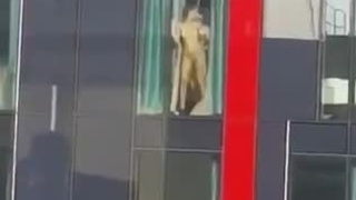 上班到一半直擊對面大樓貼著玻璃打砲 上班到一半直擊對面大樓貼著玻璃打砲
