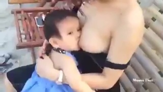 有巨乳媽的孩子吃很好!辣媽哺乳影片被人上傳﹗嬰兒越吸越深讓人羨慕 有巨乳媽的孩子吃很好!辣媽哺乳影片被人上傳﹗嬰兒越吸越深讓人羨慕
