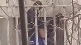 國中生在巷子內打炮 被路見不平的大媽嚴厲喝斥 國中生在巷子內打炮 被路見不平的大媽嚴厲喝斥