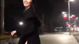 最近網路很紅的女人穿大衣在街頭裸奔影片 最近網路很紅的女人穿大衣在街頭裸奔影片