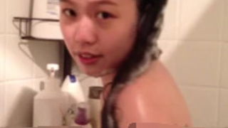 可愛女友洗澡 還說比較喜歡兩個人一起 但這樣就不能拿手機啦 可愛女友洗澡 還說比較喜歡兩個人一起 但這樣就不能拿手機啦