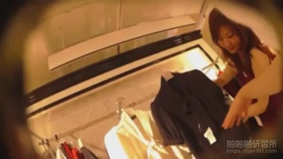 買東西順便偷拍!男子佯裝普通顧客邊挑衣服邊拍櫃姐裙底風光:小褲勒出的輪廓很情色 買東西順便偷拍!男子佯裝普通顧客邊挑衣服邊拍櫃姐裙底風光:小褲勒出的輪廓很情色