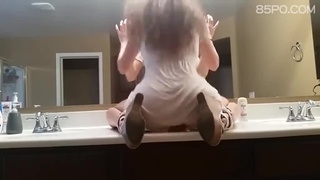 超會享受自慰的女人,公共廁所也能自慰 超會享受自慰的女人,公共廁所也能自慰