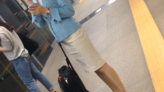 車站驚見韓國空姐氣質非凡 不禁跟著偷拍她性感的小褲褲.. 車站驚見韓國空姐氣質非凡 不禁跟著偷拍她性感的小褲褲..