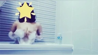 (´▽`)ノ-E奶大波女神洗澡不專心 洗澡直播搓揉雙乳看得我好誘惑:好像看到奶頭了 (´▽`)ノ-E奶大波女神洗澡不專心 洗澡直播搓揉雙乳看得我好誘惑:好像看到奶頭了