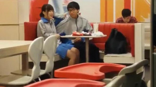 北區學生情侶M記當眾扯起女仔條裙 北區學生情侶M記當眾扯起女仔條裙