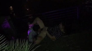 成都九眼桥兰桂坊河边野战。故事就是一个老外，在兰桂坊河边上和女的啪啪啪，啪完咯就走人，之后那个女的没爽够，到处找人说要找到那个老外，要跟他走，不然就跳河割腕。。。全是真人版AV男女主角硪，，现场很多人围观的野战啪啪啪并录下视频传到朋友圈。伤风败俗!潲水婆娘丢人!