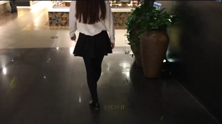 勻稱美腿在厚黑的絲襪下 讓人想把小頭鑽入那雙美腿中 勻稱美腿在厚黑的絲襪下 讓人想把小頭鑽入那雙美腿中