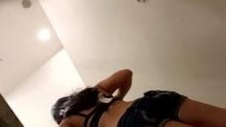 更衣室偷拍女孩換衣 更衣室偷拍女孩換衣
