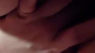 ［露臉］調皮小妹居然露出她的小縫縫～摸完在試味道 （有影）