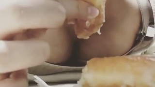 騷女吃甜甜圈吃相好煽情 靈活舌尖配上熟練吸吐動作:拿我的熱狗填飽妳 騷女吃甜甜圈吃相好煽情 靈活舌尖配上熟練吸吐動作:拿我的熱狗填飽妳