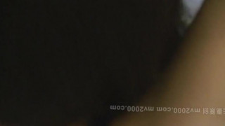 [淫蕩對話自拍]小孩讀書～騷人妻卻在桌子下幫他咬！受不了先來一砲還內射（有影）