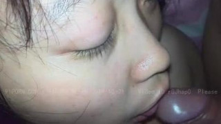 [自拍露臉]『我喜歡這個！』拉開手拍臉～女學生害羞埋進跨下搓弟弟 （有影）