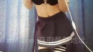 [視訊盜攝]學生妹裸聊～裙子裡的性感小褲褲！三點全露，意外的「粉紅」（有影）