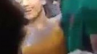 [自拍露臉]泰國潑水節街頭直擊，連身裙直接掀開被架起來～對著妹妹噴射！泰妹嚇的驚慌失措！（有影）