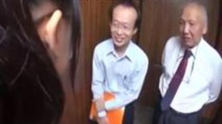 見た目は童顔だけど中身はHなドスケベJK。今日も初対面のおっさん二人と・・・ 見た目は童顔だけど中身はHなドスケベJK。今日も初対面のおっさん二人と・・・