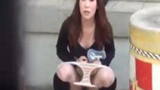 【盗撮動画】超かわいいモデルみたいなギャルが駐車場の隅でパツパツデニムパンツ下ろして開脚マムコ丸出し状態で野ションしてるところ放尿してる間中完全盗撮！w【無修正】