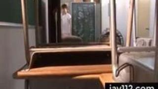 汗ばんで強調されたおっぱいがエロいバスケ部美少女と2人きりの体育倉庫で・・・ 汗ばんで強調されたおっぱいがエロいバスケ部美少女と2人きりの体育倉庫で・・・