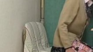 日本の女子高社員は、 日本の女子高社員は、