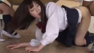 彼氏ができて調子に乗ってる親友の彼氏を机の下でフェラして誘惑しこっそりエッチしちゃう可愛いけど怖ーい親友 彼氏ができて調子に乗ってる親友の彼氏を机の下でフェラして誘惑しこっそりエッチしちゃう可愛いけど怖ーい親友