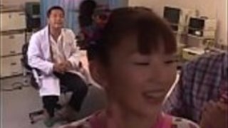 医者が偽った無邪気なアジアの十代 医者が偽った無邪気なアジアの十代