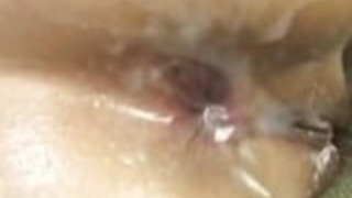 彼女の愛の穴のそれぞれでコックを喜んでいる 彼女の愛の穴のそれぞれでコックを喜んでいる
