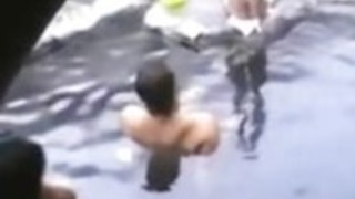 ナオは公衆浴場で見知らぬ人を洗う ナオは公衆浴場で見知らぬ人を洗う