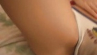 かわいいアジアのティーンは彼女のパンティーに油を注ぎます かわいいアジアのティーンは彼女のパンティーに油を注ぎます