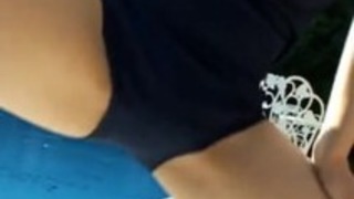 熱いお尻と桃子田畑はプールで洞を吸います 熱いお尻と桃子田畑はプールで洞を吸います