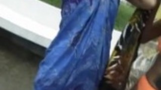 舞桜井と女の子がプールで触れています 舞桜井と女の子がプールで触れています