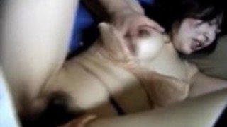 熟女は、大きく分けて2つの男によってねじ込む毛深い亀裂を持っています 熟女は、大きく分けて2つの男によってねじ込む毛深い亀裂を持っています