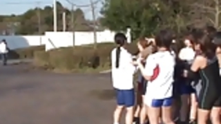 日本の女の子は男にフェラチオを運ぶリフト 日本の女の子は男にフェラチオを運ぶリフト