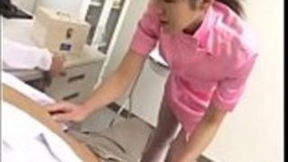 誘拐された志乃一樹は、性的に彼を弄ぶ彼女の患者にいたずら 誘拐された志乃一樹は、性的に彼を弄ぶ彼女の患者にいたずら