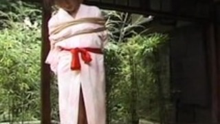 日本の赤ん坊は、伝統的な衣服にバインドされ、屈辱 日本の赤ん坊は、伝統的な衣服にバインドされ、屈辱