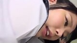 日本の十代の学校のギャルはshlongを取得します 日本の十代の学校のギャルはshlongを取得します