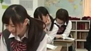 日本の女子高生が教室でファックしている 日本の女子高生が教室でファックしている