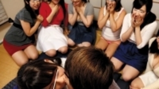 昼下がり町内会若妻たちのちょっと危険でかなりHな王様ゲーム母の代理で参加した町内会の集まりで「王様ゲームやりたい」と言い出した日比乃さとみ♪三島奈津子♪二階堂ゆり♪今井ゆあ♪尾上若葉♪羽生ありさ♪大場ゆい