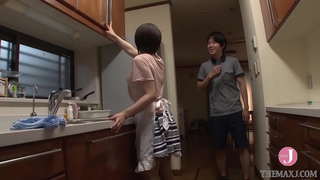 騎乗位大好き美人妻。寝転がってる男を見ると膣が疼いて仕方なし。 騎乗位大好き美人妻。寝転がってる男を見ると膣が疼いて仕方なし。