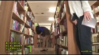 「大丈夫…誰も来ないから」図書館で働く巨乳痴女が少年を誘惑し肉棒を求める 「大丈夫…誰も来ないから」図書館で働く巨乳痴女が少年を誘惑し肉棒を求める