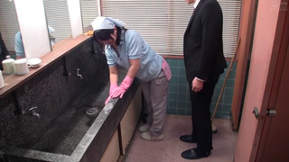 「ヤリたくなっちゃうから、いじらないで〜」掃除のおばさんのムチ尻をねちっこく触ってみたら… 180分 「ヤリたくなっちゃうから、いじらないで〜」掃除のおばさんのムチ尻をねちっこく触ってみたら… 180分